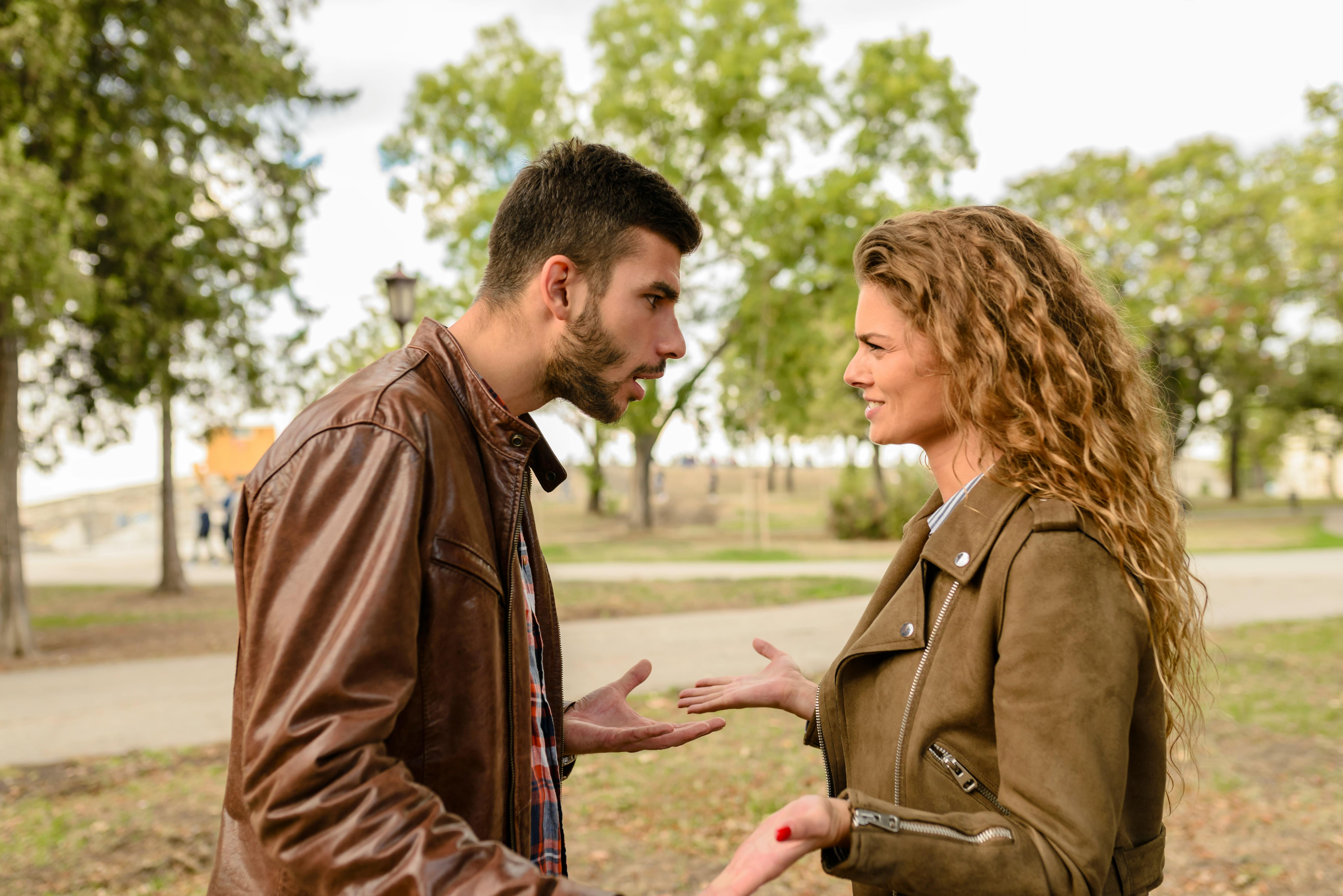 A couple talking | Source: Pexels