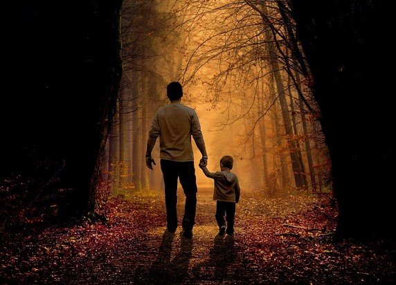 Father with his youngest son | Source: Pixabay