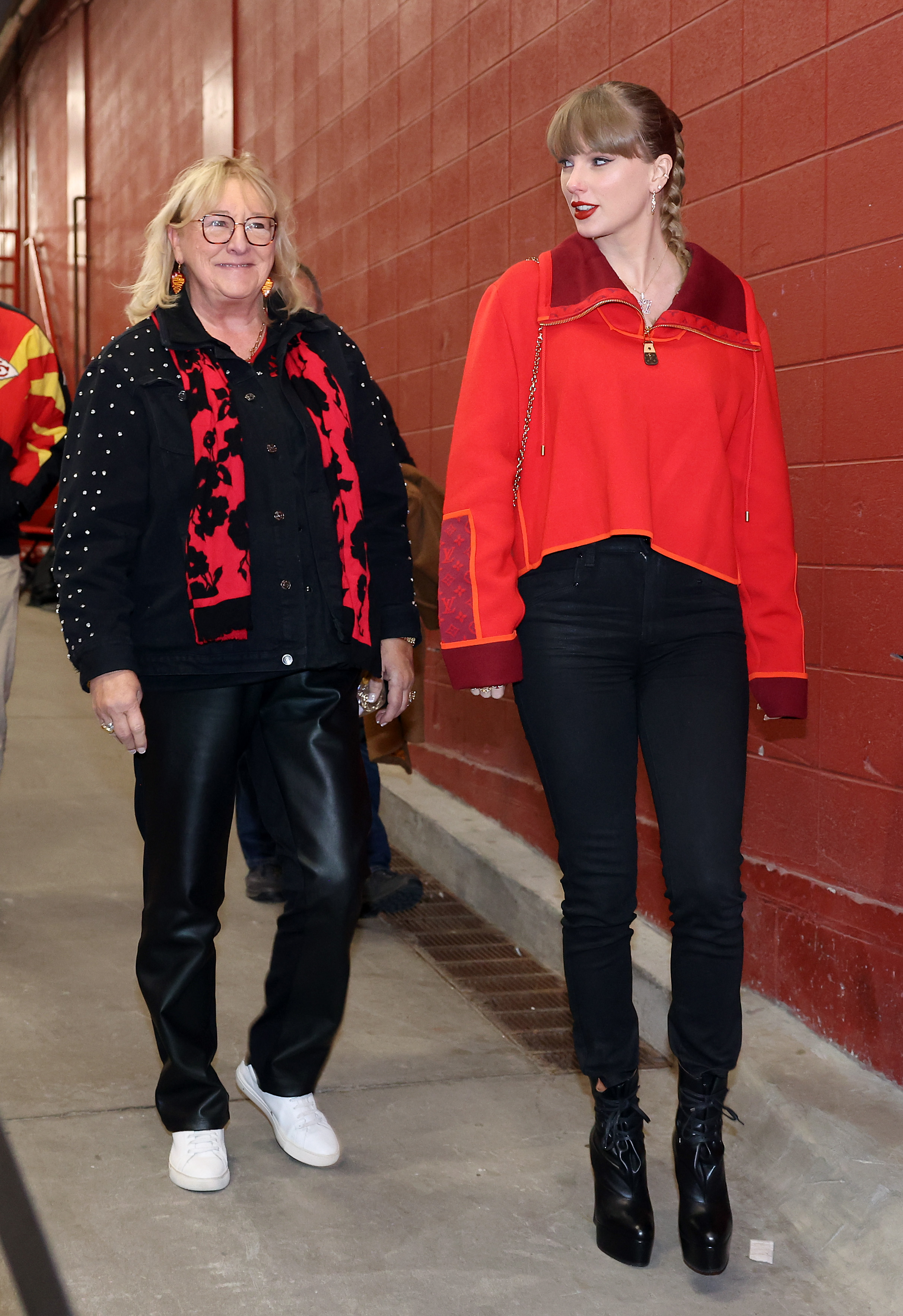 Donna Kelce and Taylor Swift arrive prior to the game between the Las Vegas Raiders and the Kansas City Chiefs at Arrowhead Stadium in Kansas City, Missouri, on November 29, 2024 | Source: Getty Images