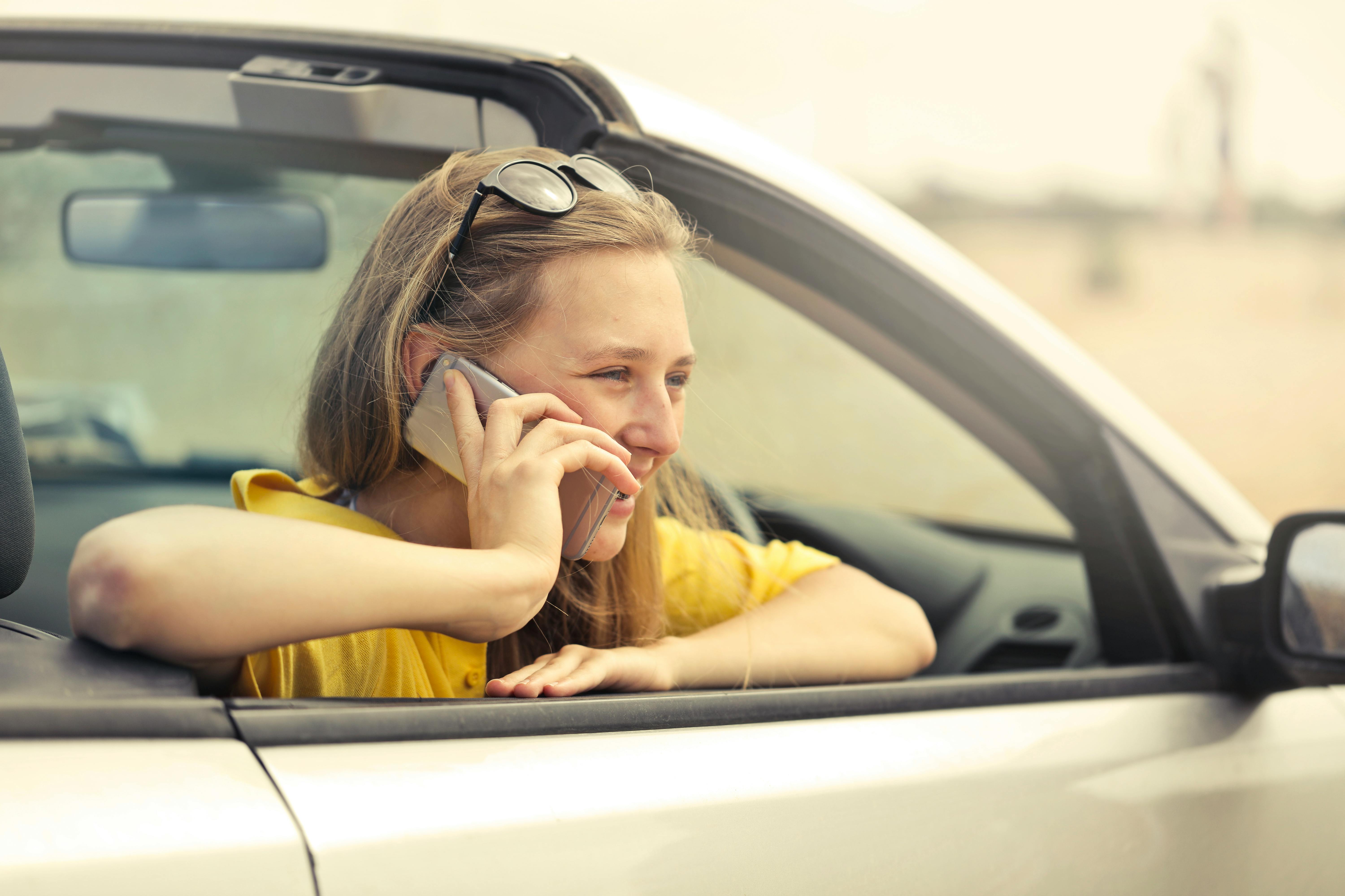 A woman talking on the phone | Source: Pexels