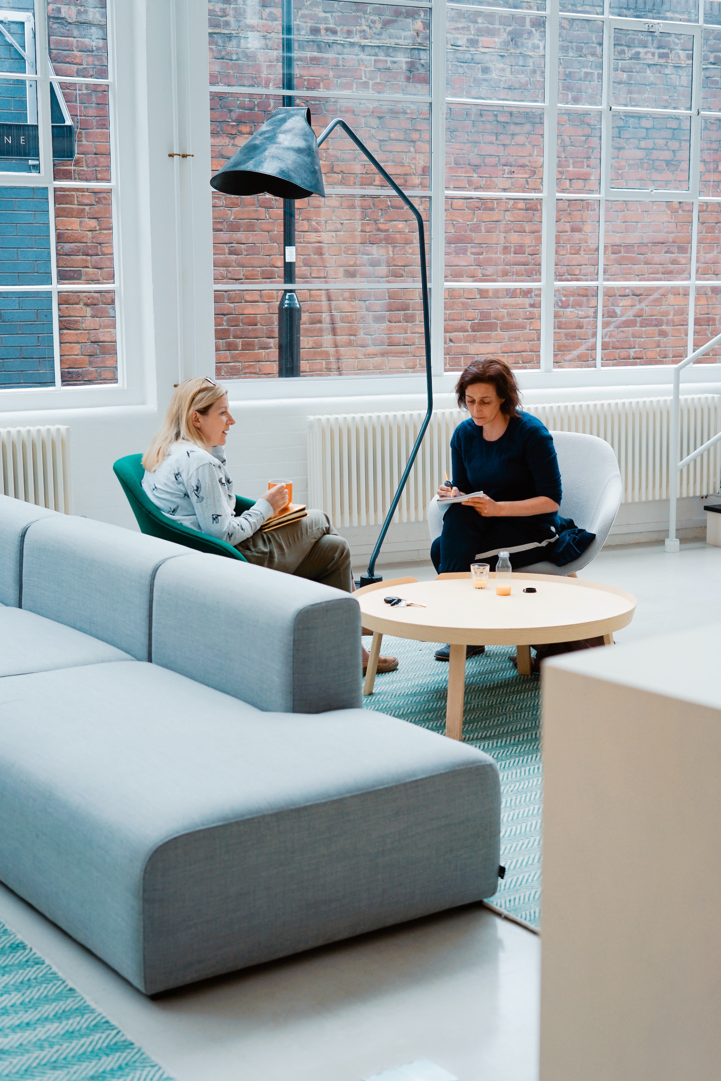 Two woman talking | Source: Unsplash