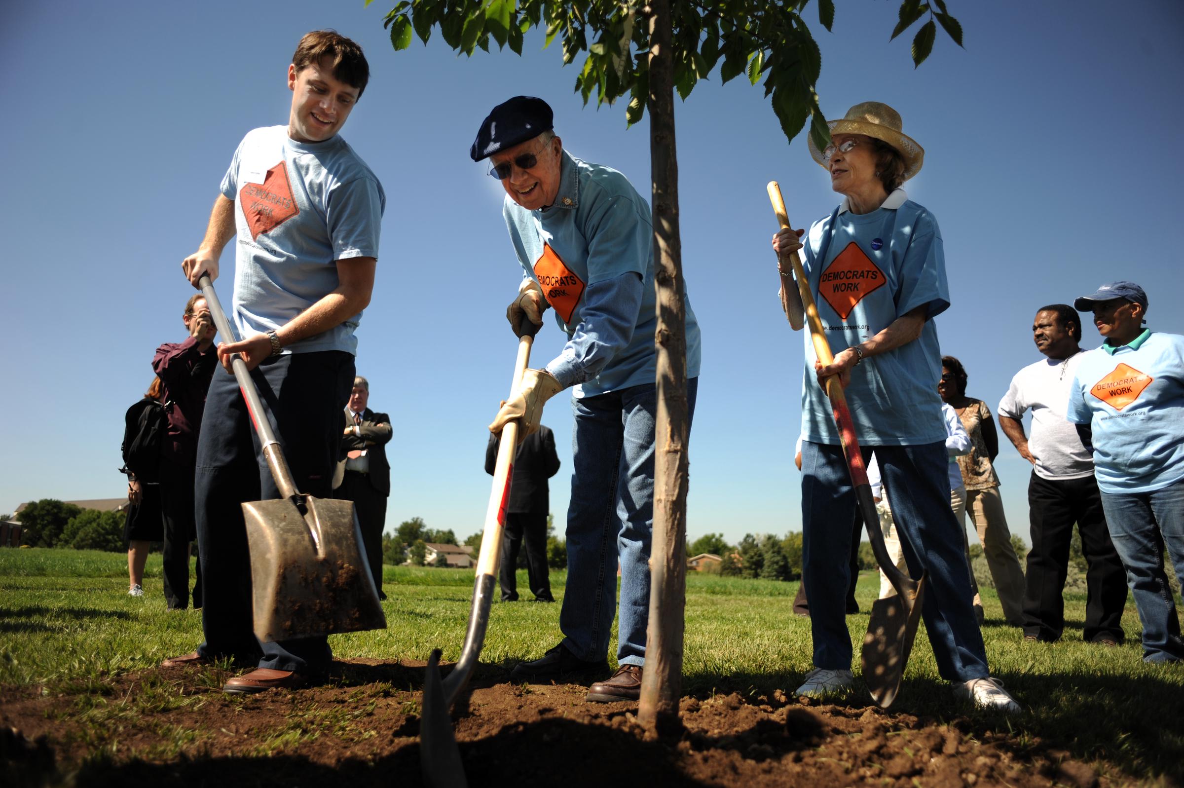 Former U.S. President Jimmy Carter, his wife Rosalyn, and their grandson Jason planting a tree in Denver in 2008 | Source: Getty Images