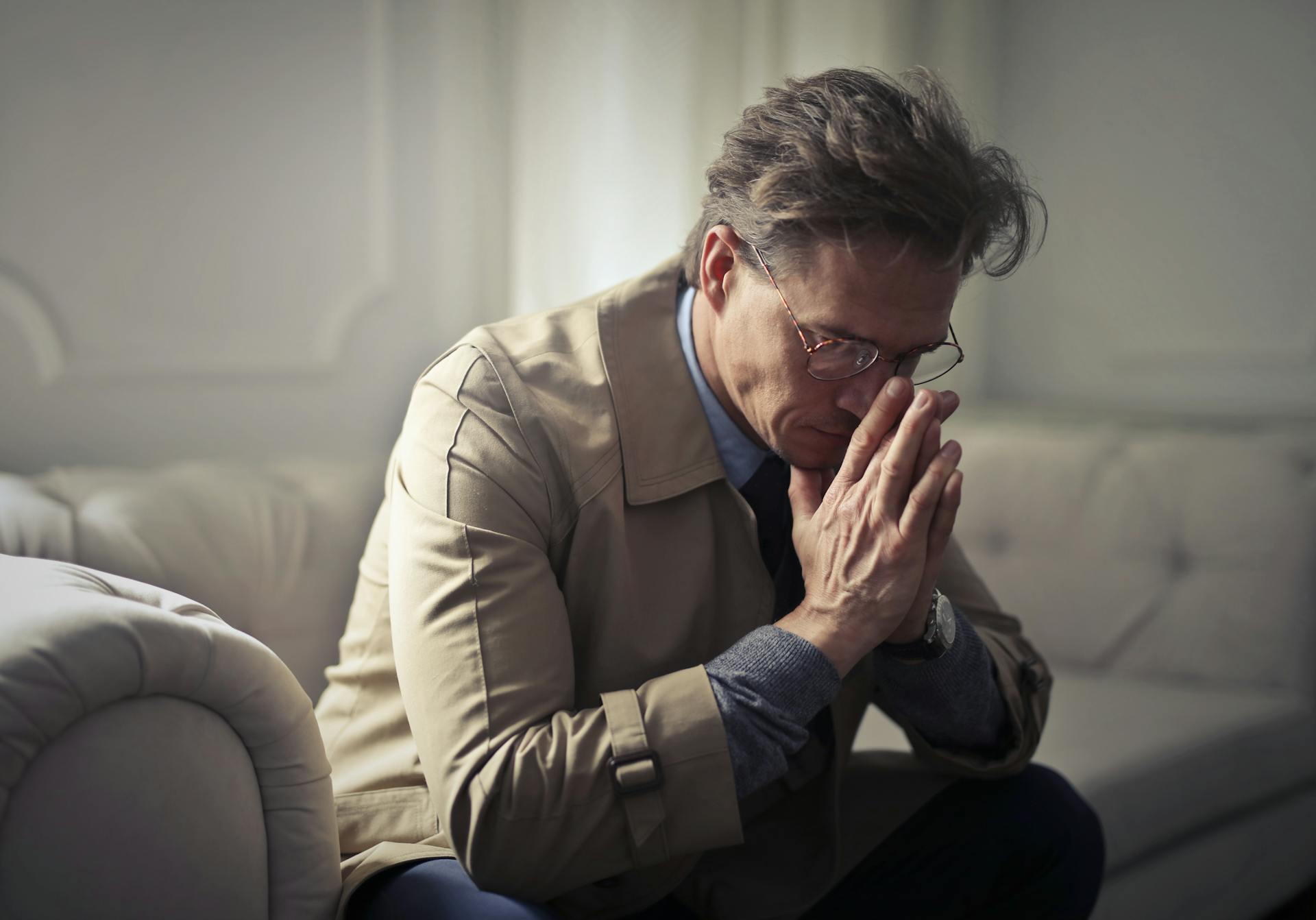 A sad man sitting on the couch | Source: Pexels