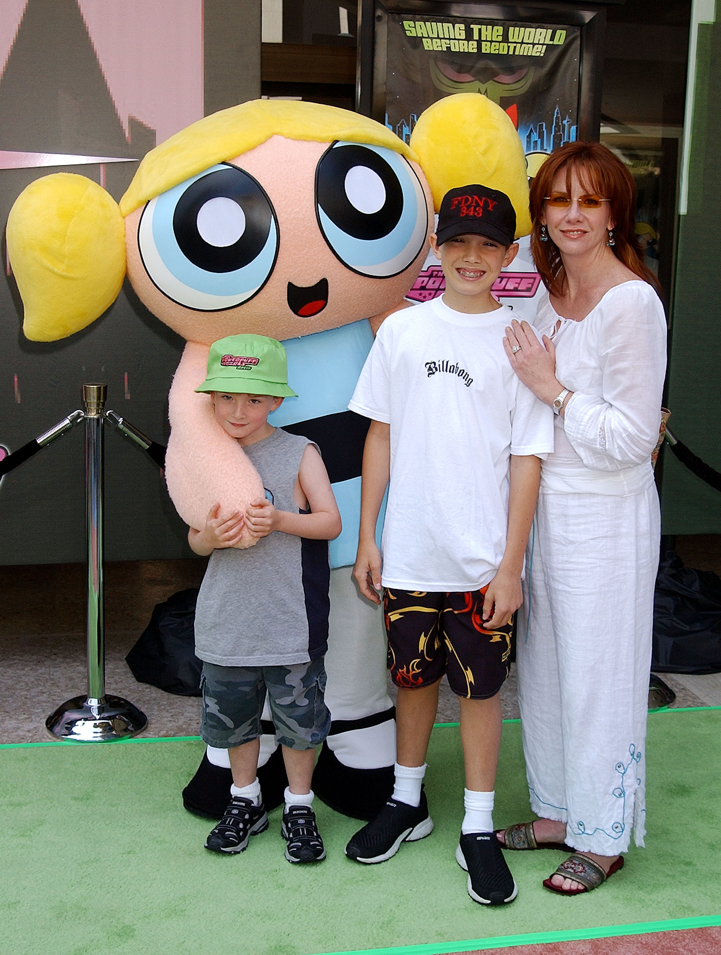 The actress with sons Michael and Dakota during "The Powerpuff Girls Movie" premiere | Source:  Getty Images