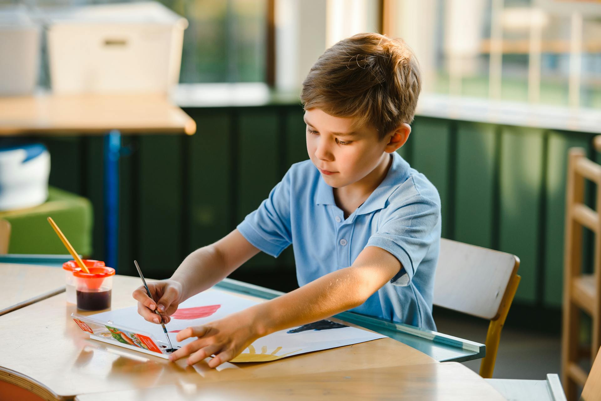 A boy painting | Source: Pexels