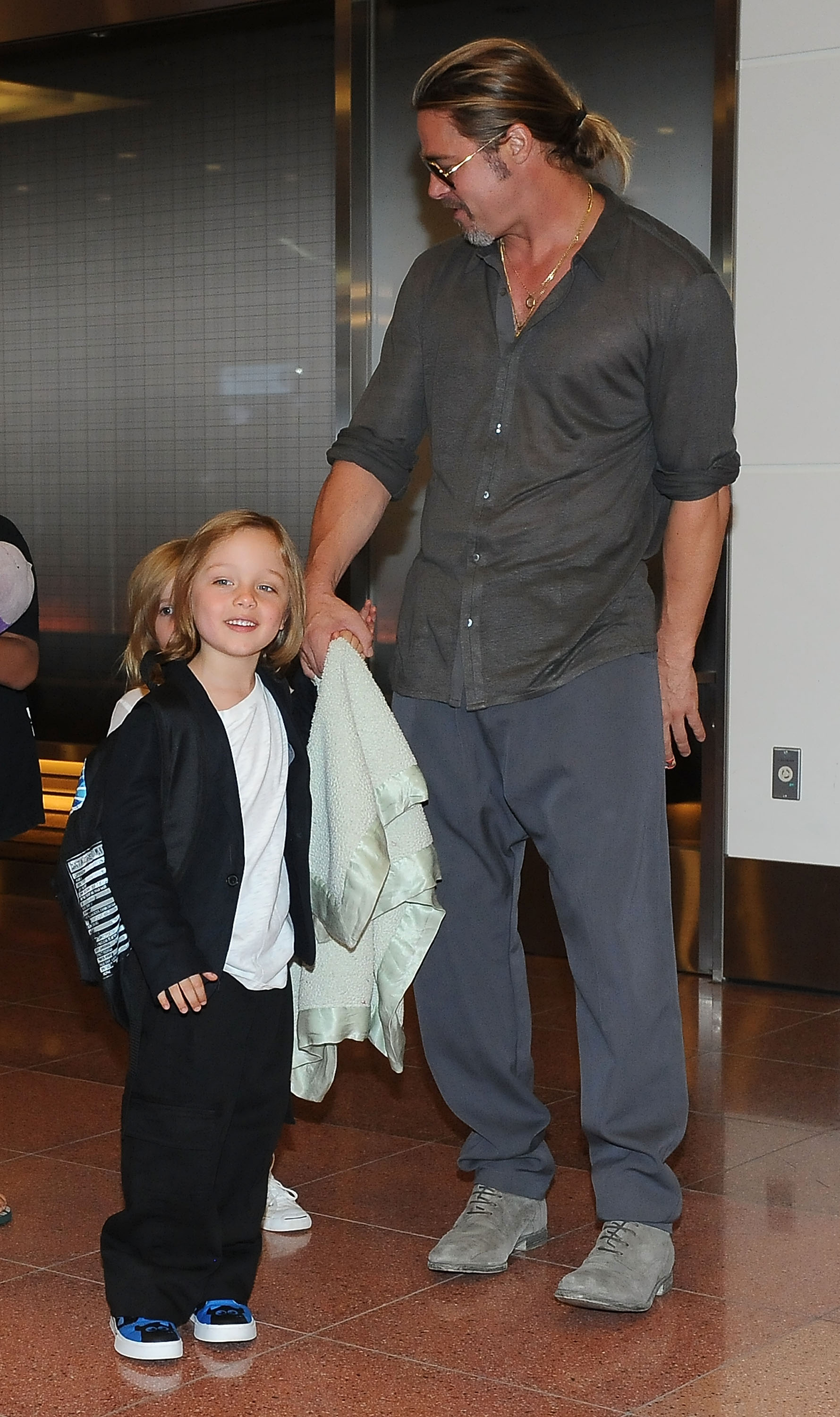 Brad Pitt and Knox Jolie-Pitt at Tokyo International Airport on July 28, 2013, in Tokyo, Japan | Source: Getty Images