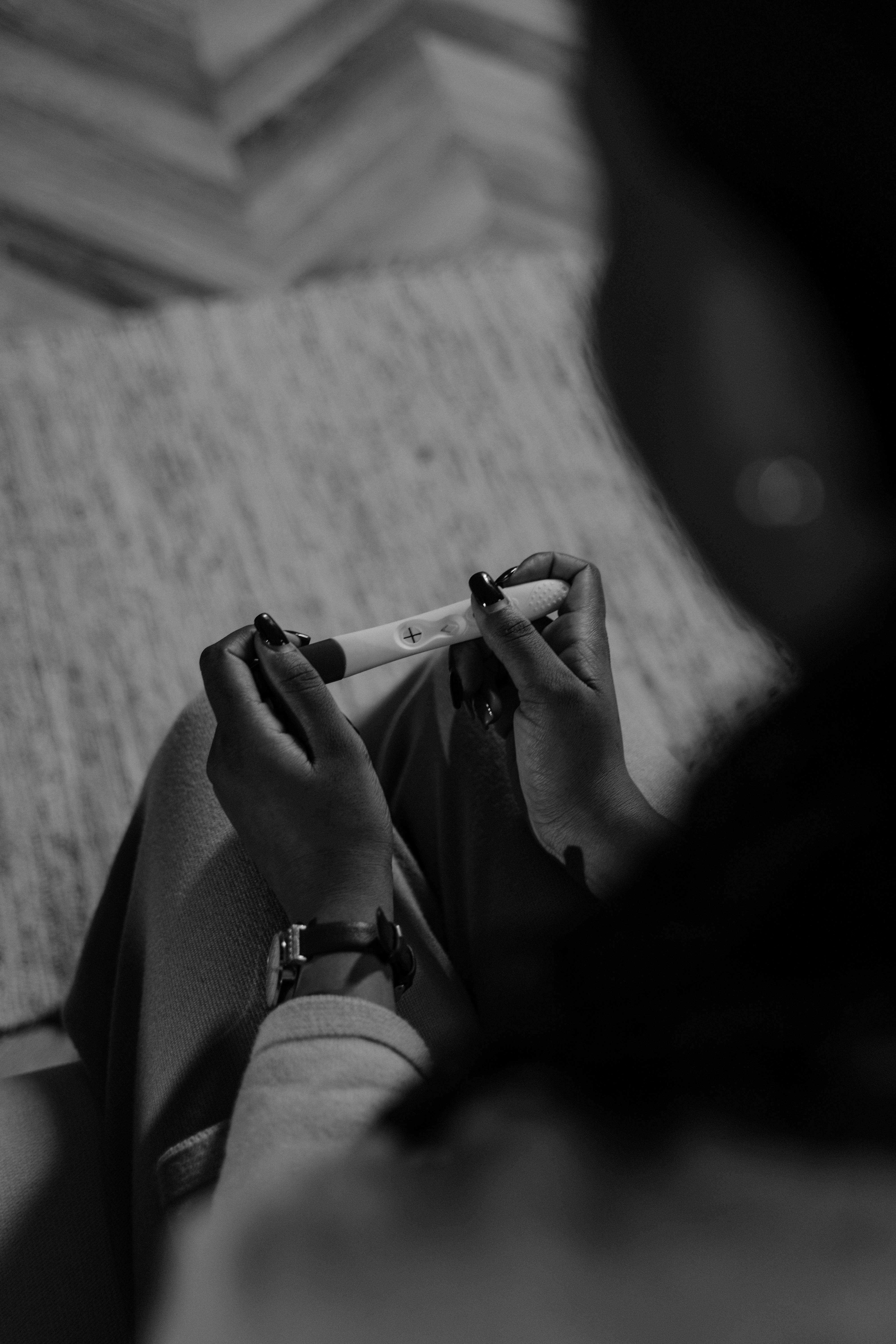 A woman holding a pregnancy test kit | Source: Pexels