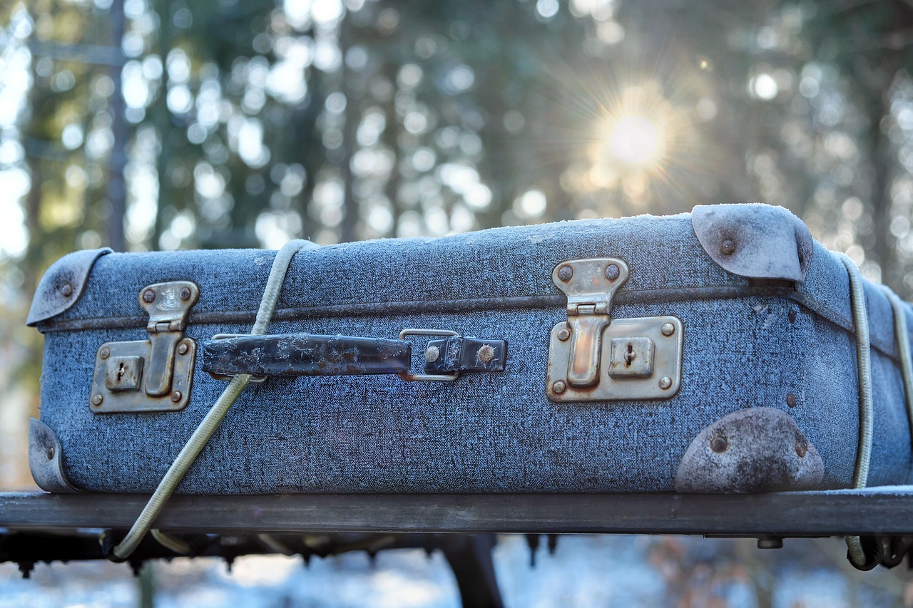 A bag tied on top of a car | Source: Pixabay