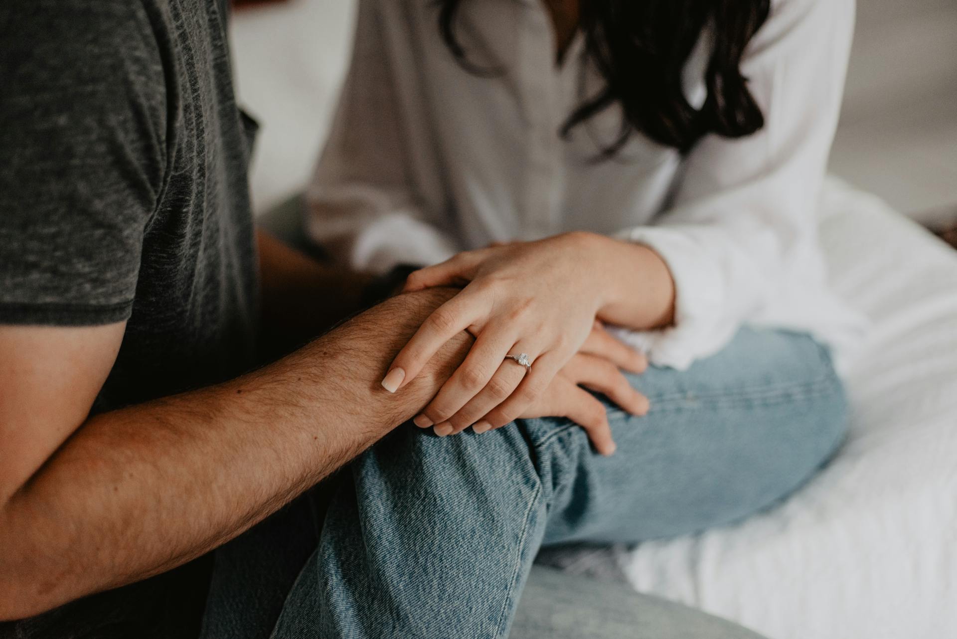 A couple sitting on the bed | Source: Pexels