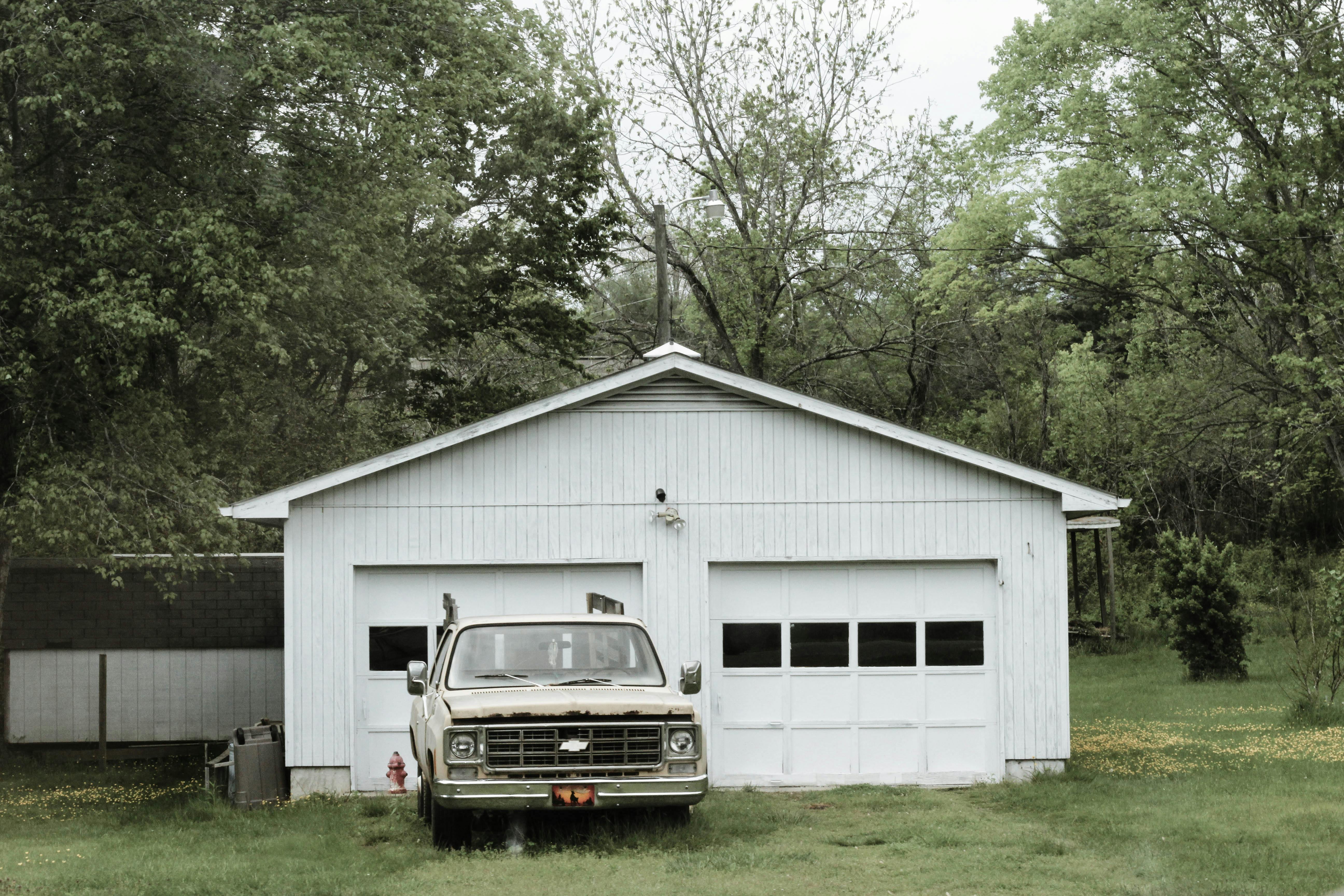 A white garage with a car | Source: Pexels