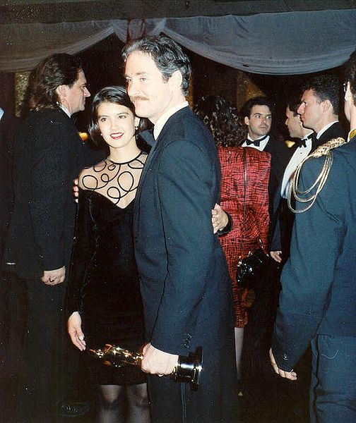 The couple attends the Governor's Ball party after the 1989 Academy Awards on March 29, 1989 | Photo: Greg in Hollywood (Greg Hernandez) CC BY-SA 2.0 Wikimedia Commons