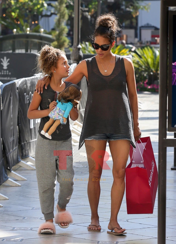 Halle Berry and her daughter, Nahla Ariela Aubry, dated October 29, 2017 | Source: Instagram/theshaderoom