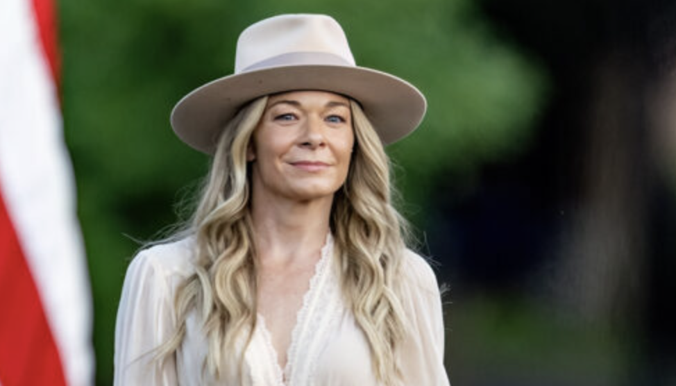 leann-rimes’-tribute-to-patsy-cline-leaves-fans-in-tears